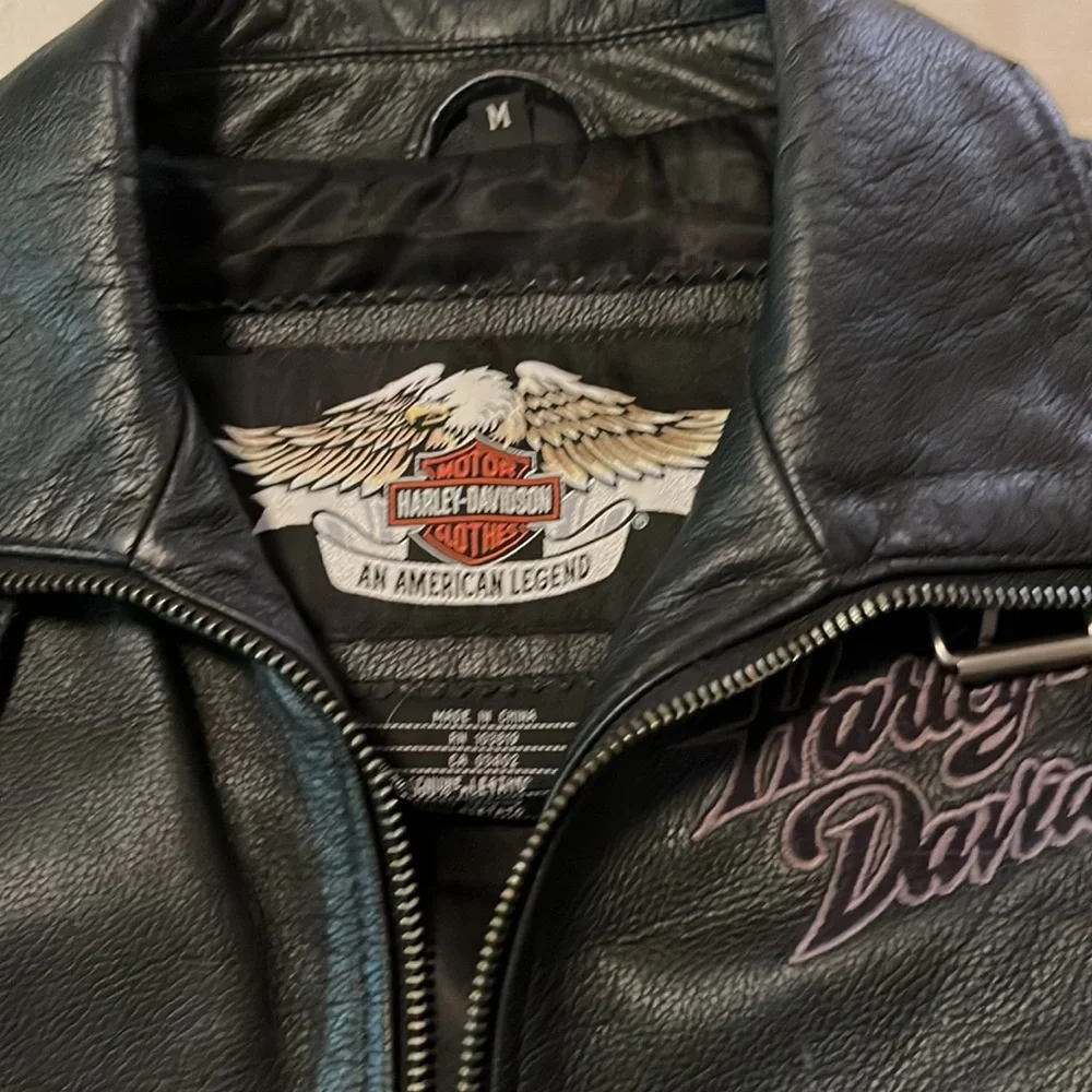 Authentic Harley Davidson black leather jacket.a little broken in its perfect. - Picture 5 of 5